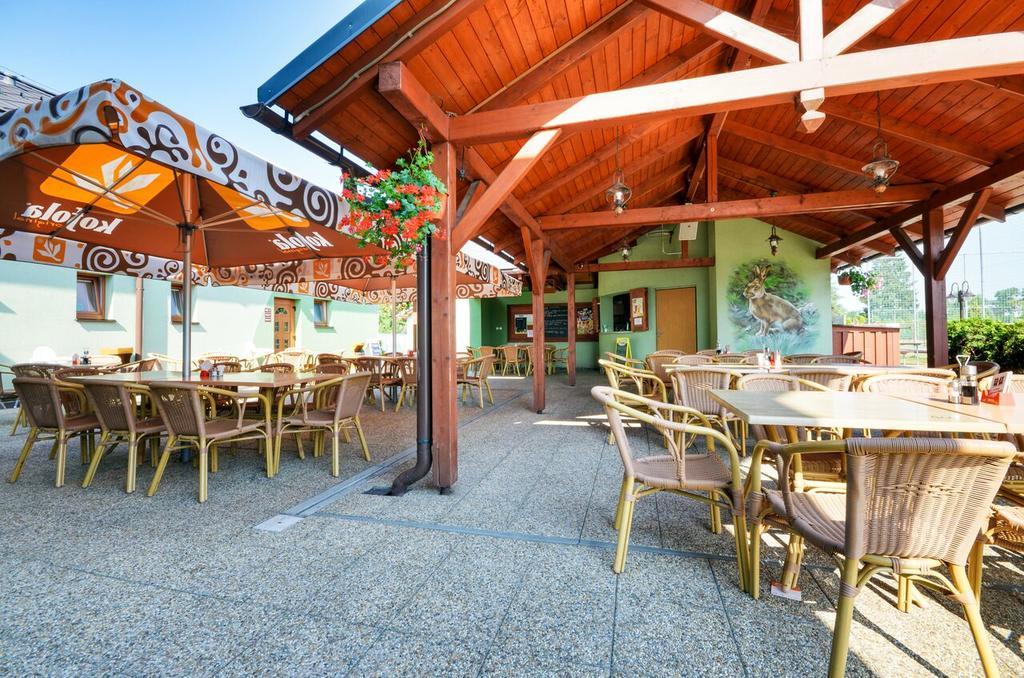 Restaurace A Penzion Kamenec Jilešovice エクステリア 写真